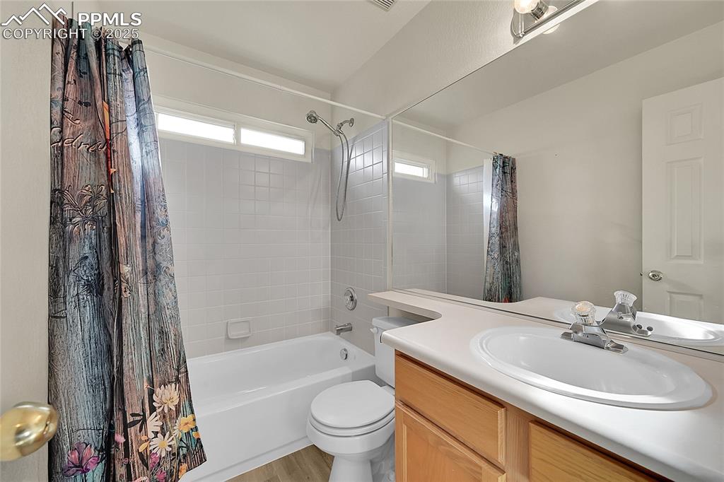 Image 26 of 39: Bathroom