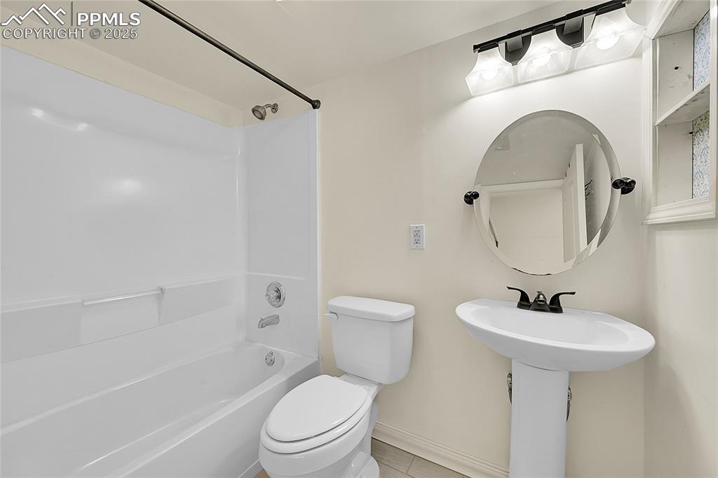 Image 34 of 39: Bathroom