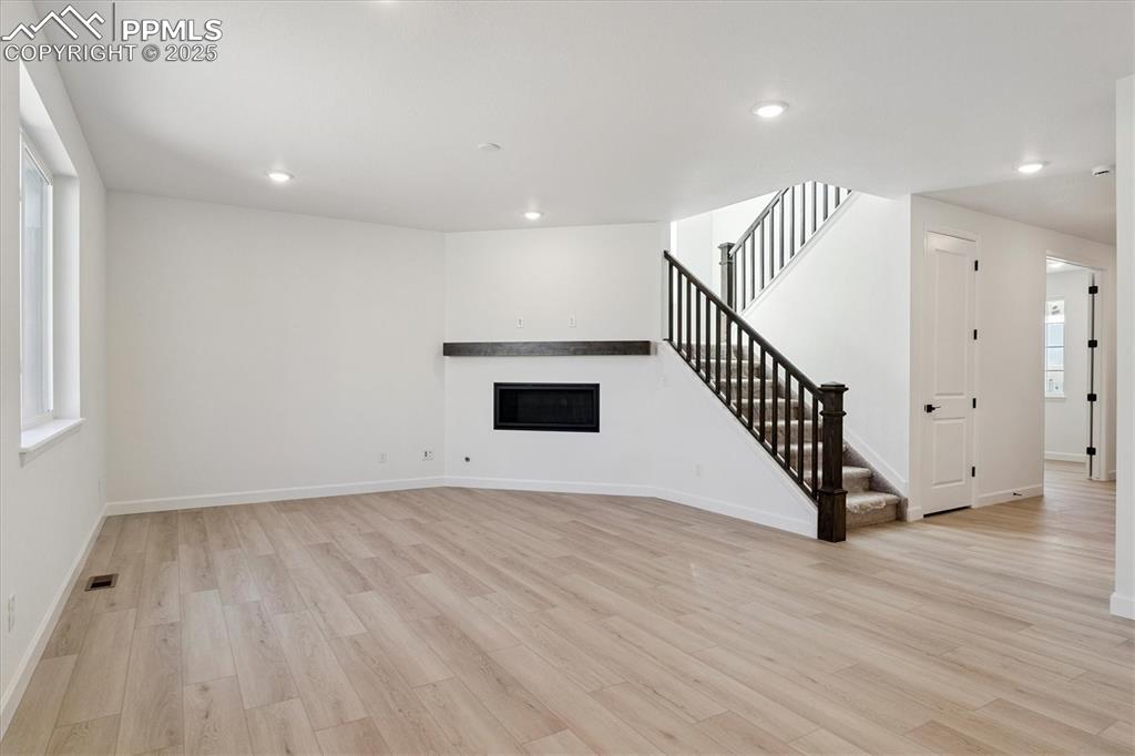 Image 4 of 23: Living Room