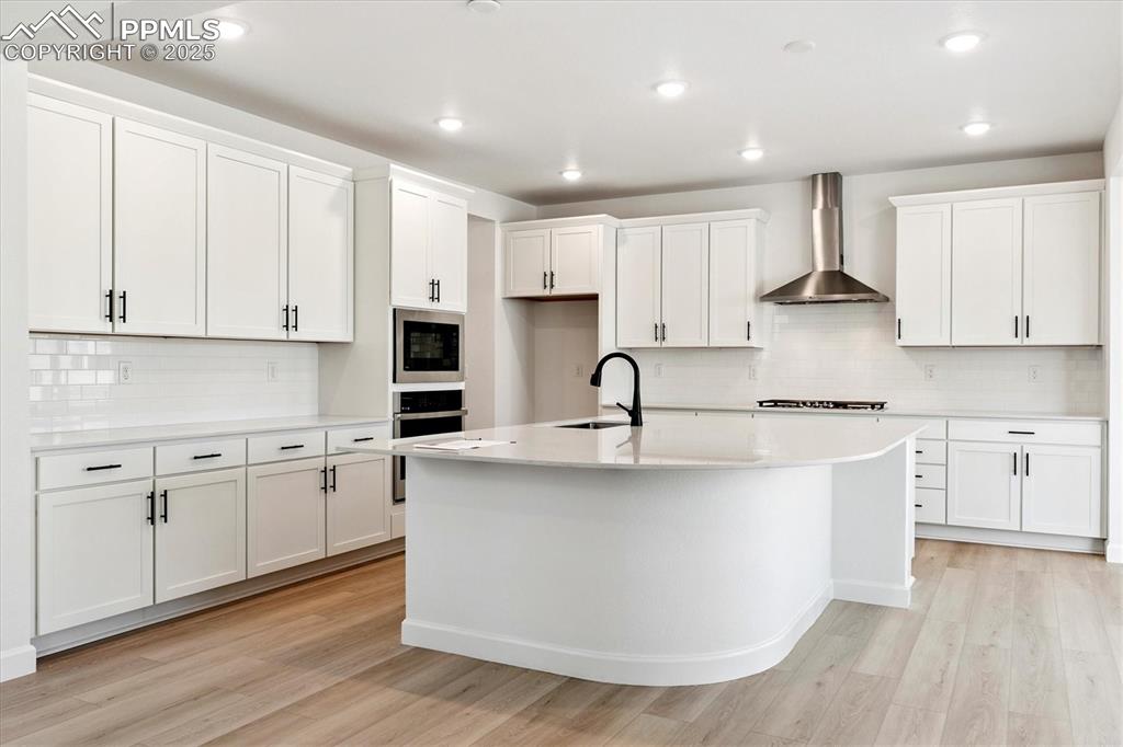 Image 7 of 23: Kitchen