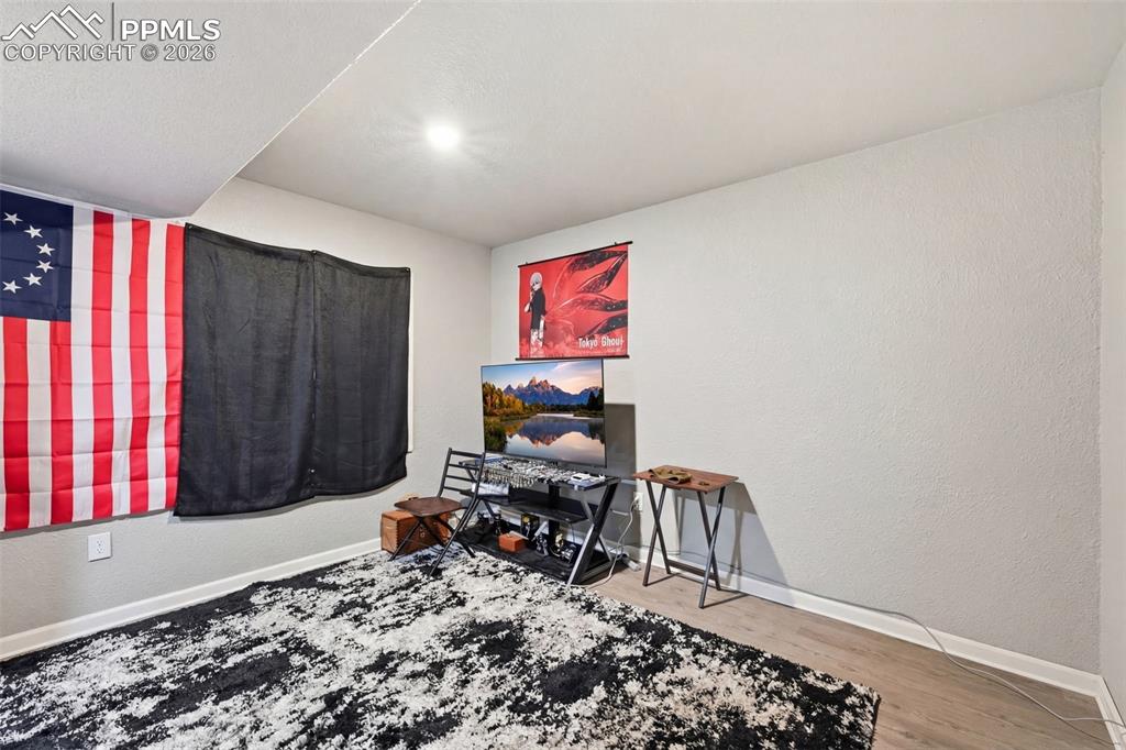 Image 13 of 20: Bedroom