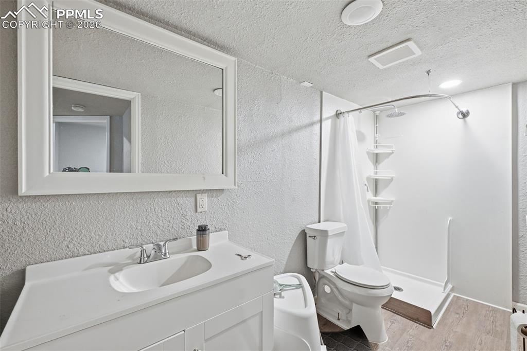 Image 14 of 20: Bathroom