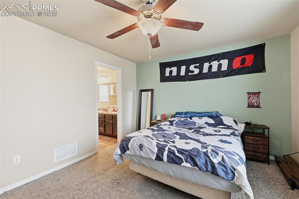 Image 16 of 20: Bedroom