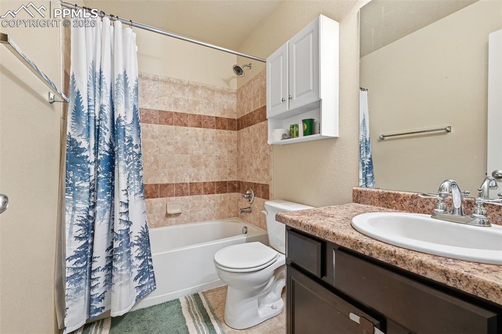 Image 18 of 20: Bathroom