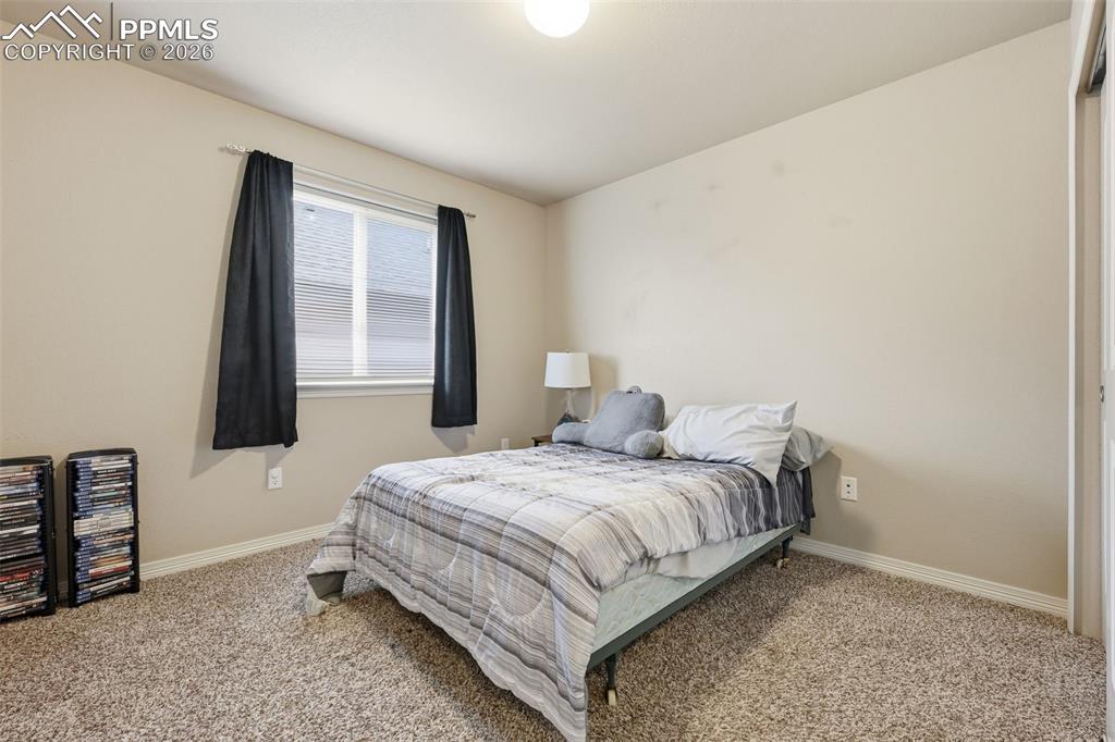 Image 19 of 20: Bedroom