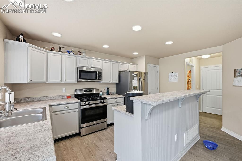 Image 7 of 20: Kitchen