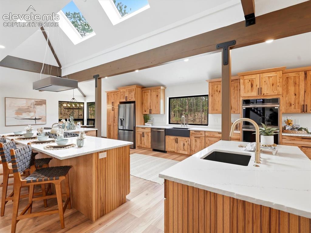 Image 10 of 50: Kitchen