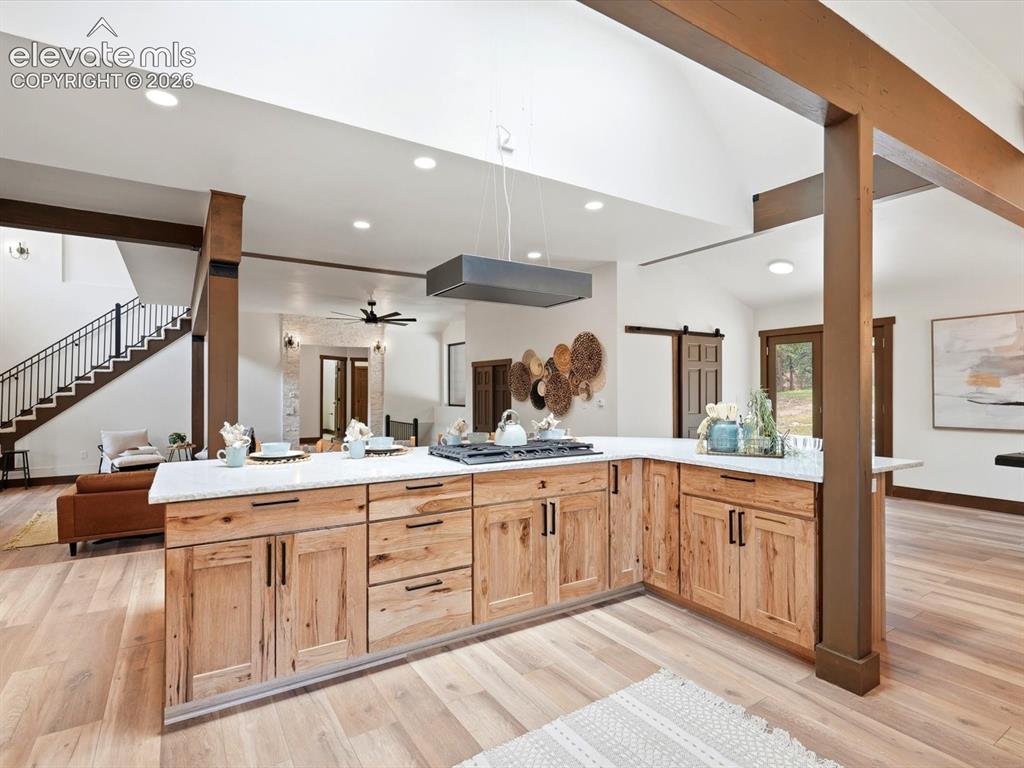 Image 12 of 50: Kitchen