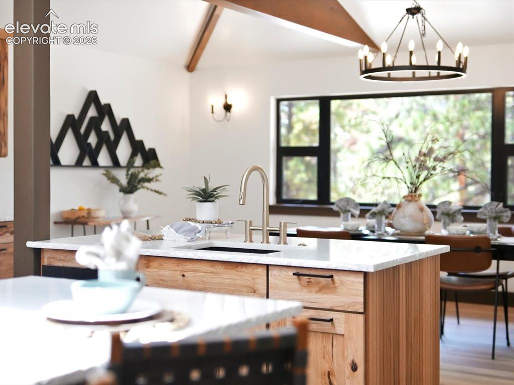 Image 14 of 50: Kitchen