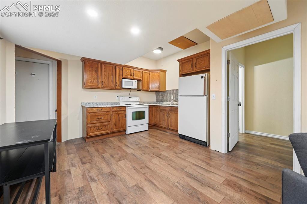 Image 18 of 40: Kitchen