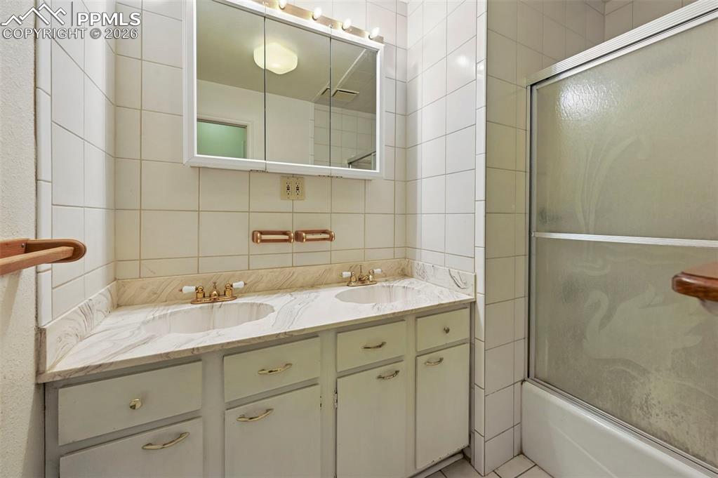 Image 25 of 40: Bathroom