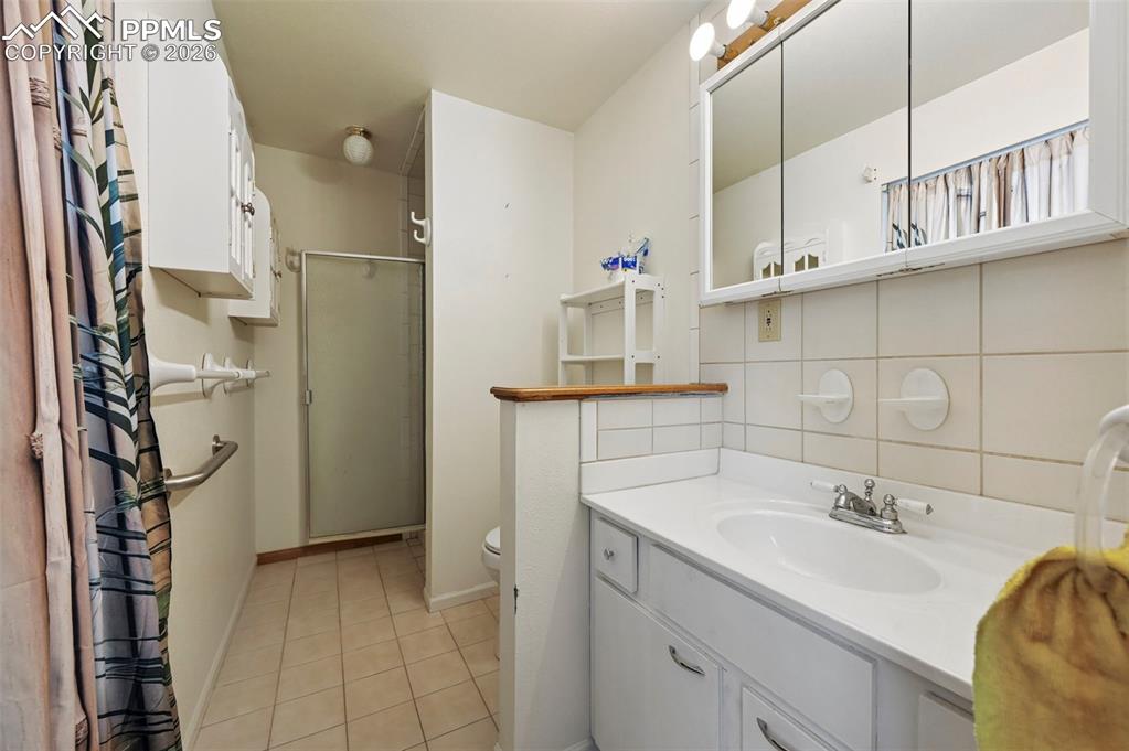 Image 28 of 40: Bathroom