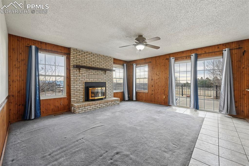 Image 30 of 40: Living Room