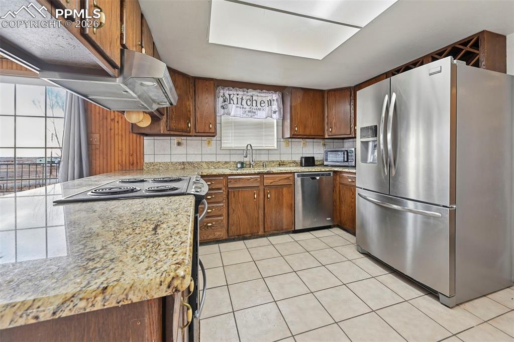 Image 32 of 40: Kitchen