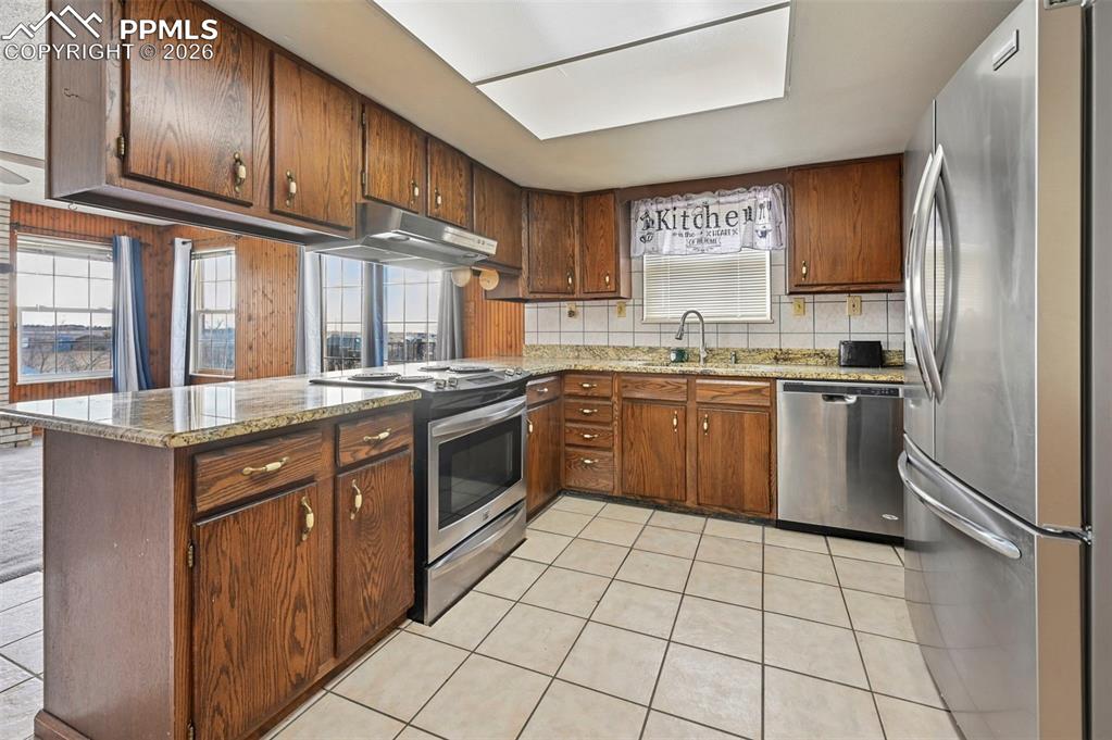 Image 33 of 40: Kitchen