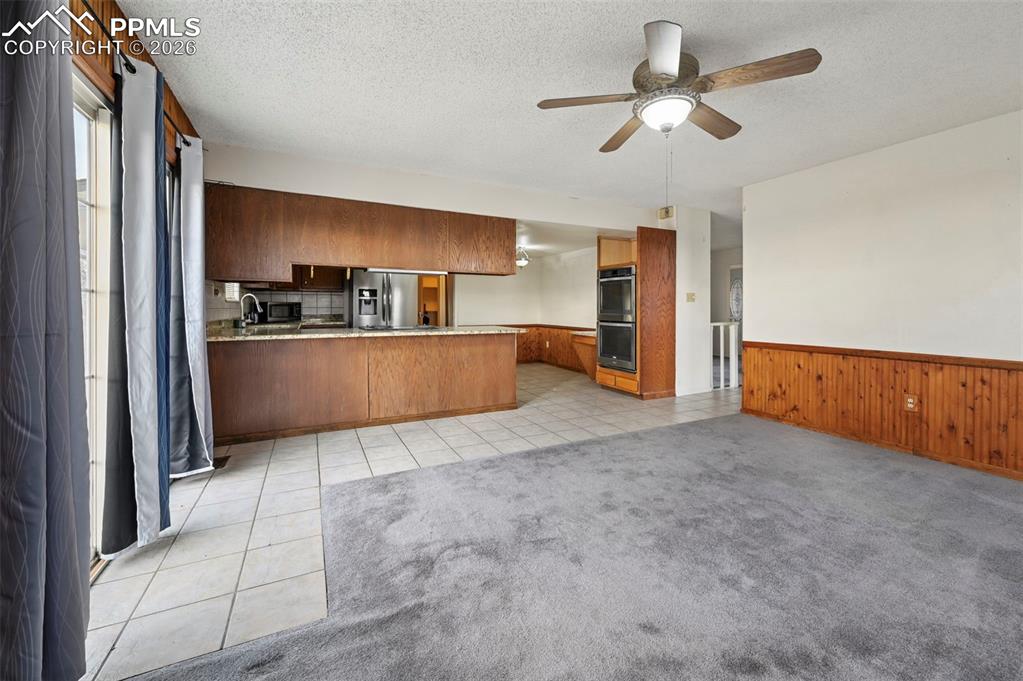 Image 34 of 40: Kitchen