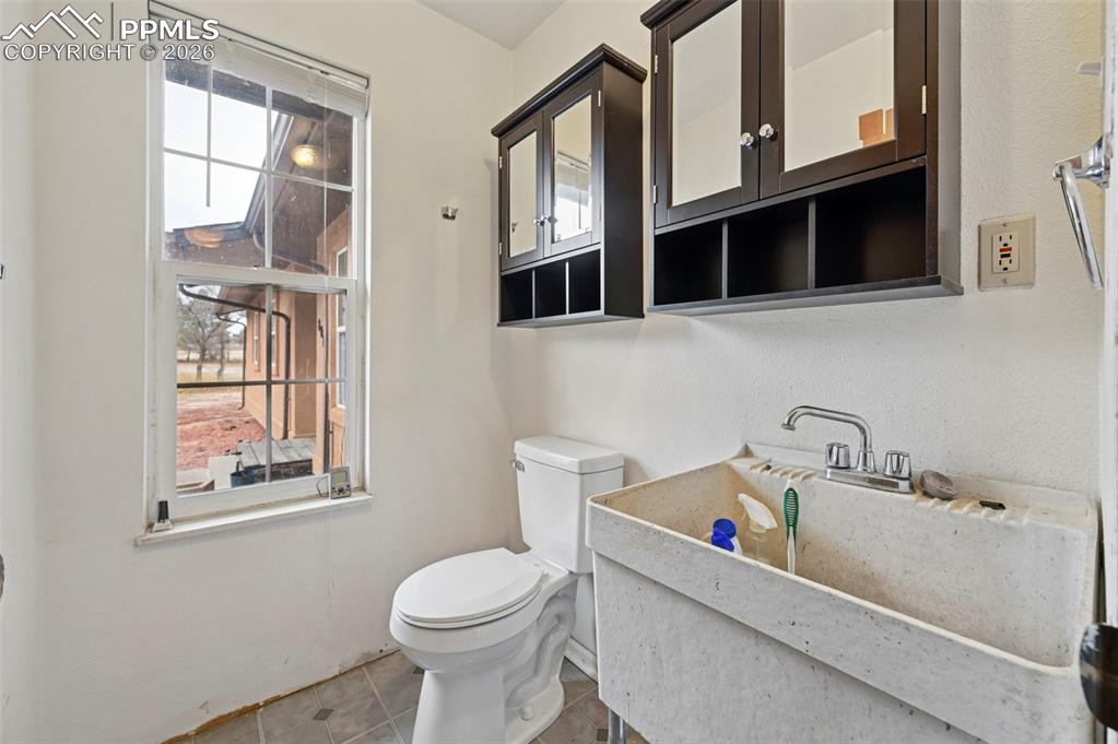 Image 35 of 40: Bathroom