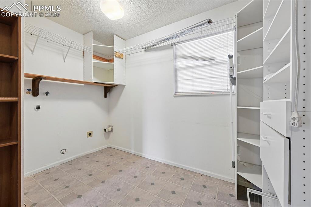 Image 39 of 40: Laundry