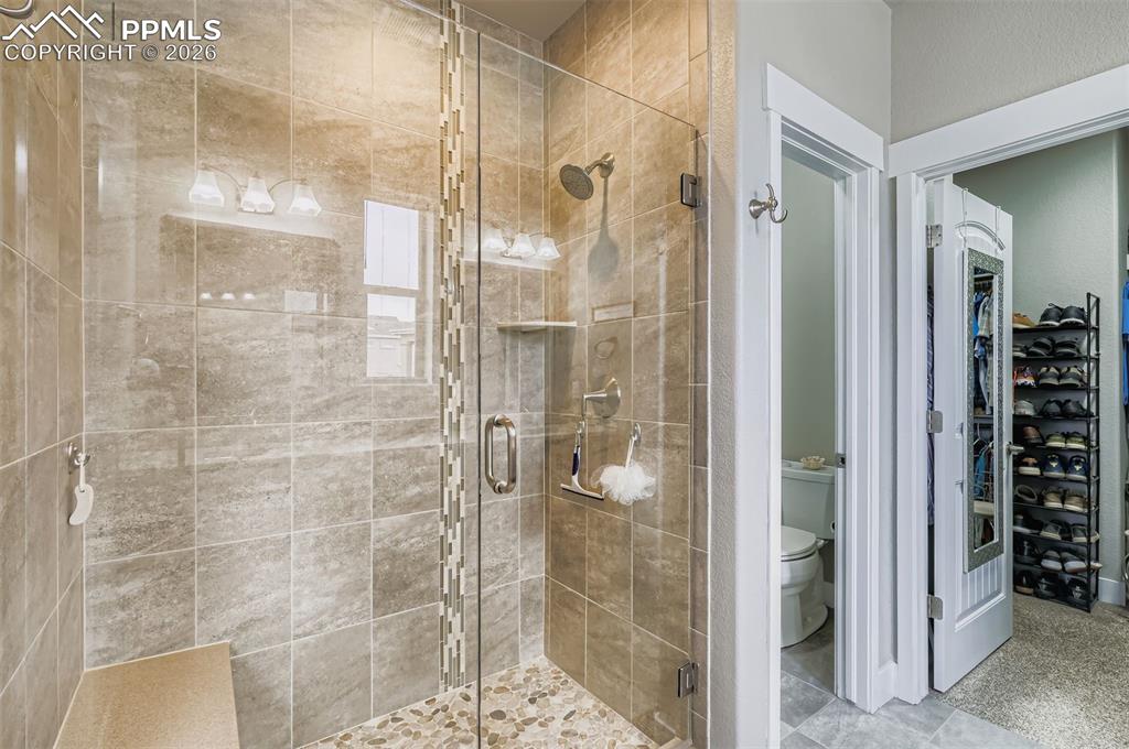 Image 22 of 48: Bathroom