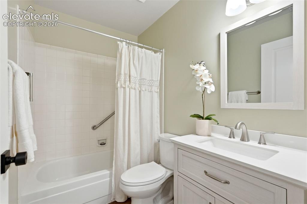 Image 16 of 34: Bathroom