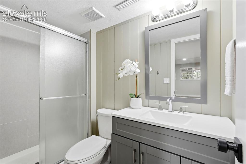 Image 22 of 34: Bathroom