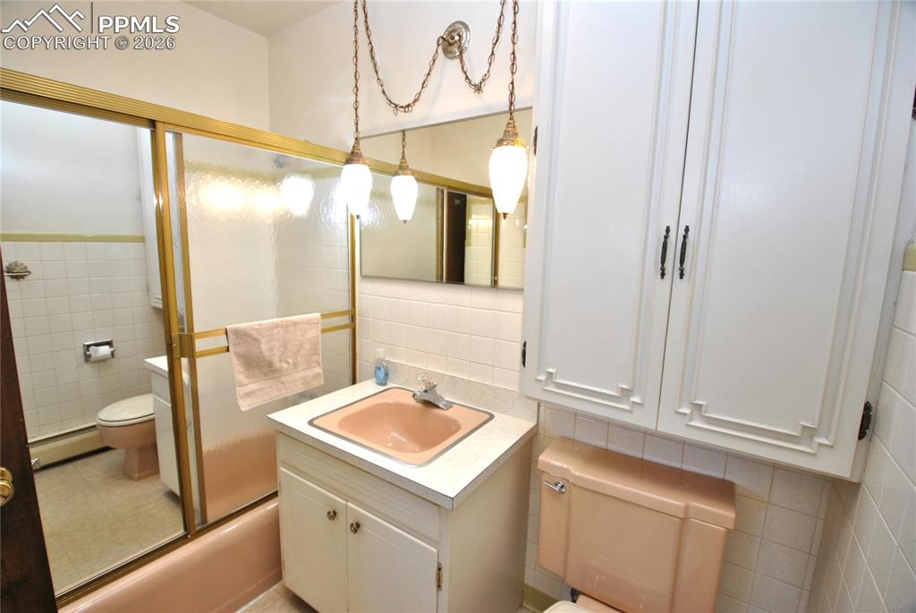 Image 15 of 24: Bathroom