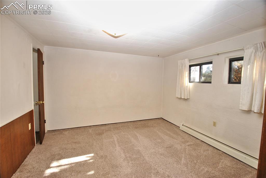 Image 16 of 24: Bedroom