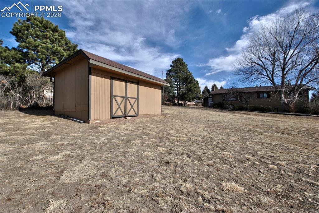 Image 21 of 24: Yard