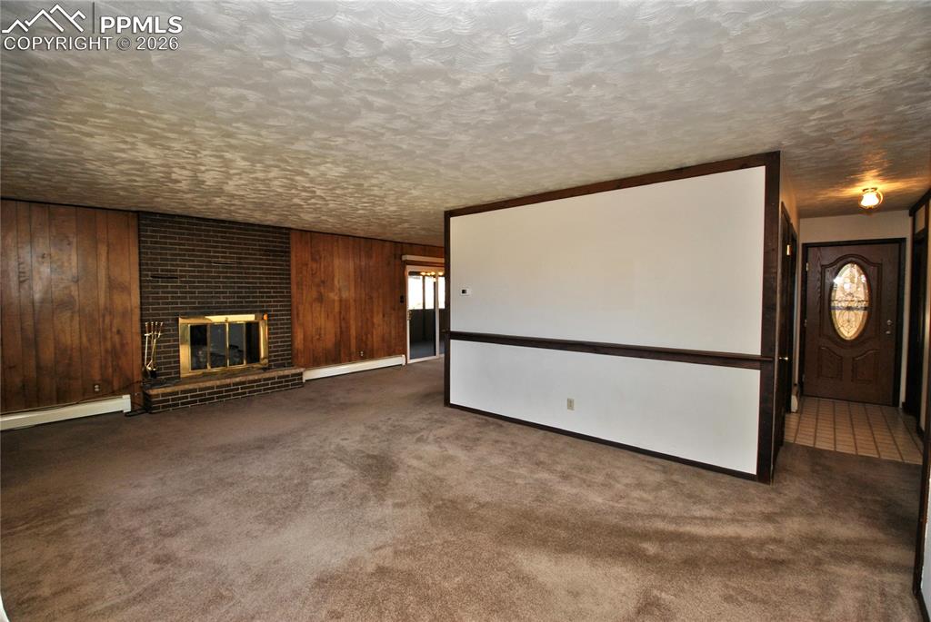 Image 4 of 24: Living Room