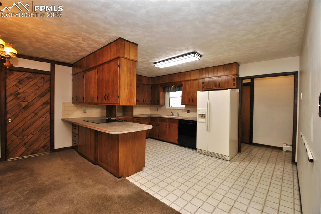 Image 6 of 24: Kitchen