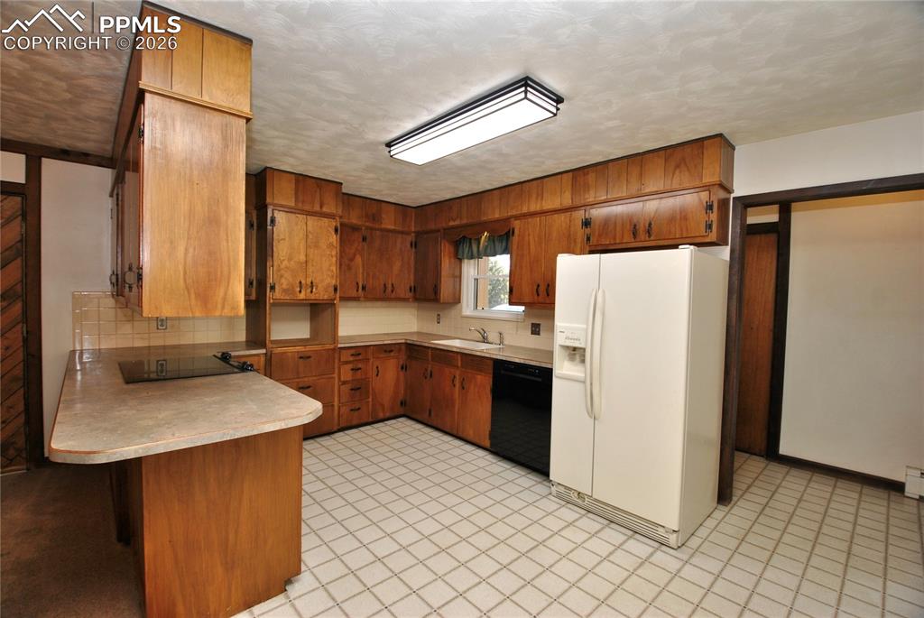 Image 7 of 24: Kitchen