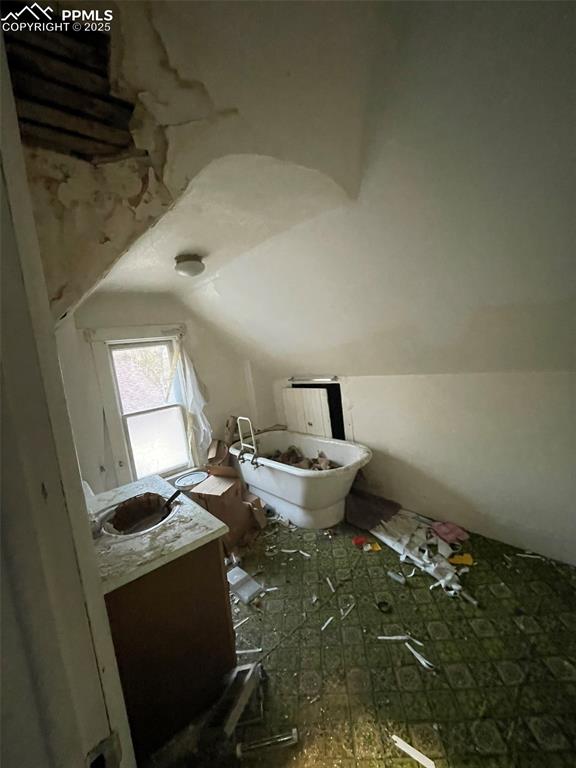 Image 18 of 36: Bathroom