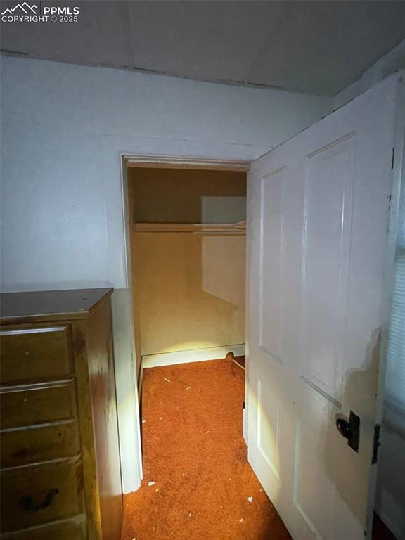 Image 27 of 36: Closet