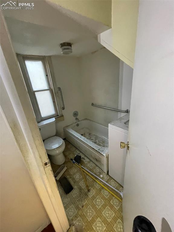 Image 29 of 36: Bathroom