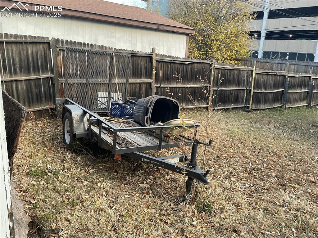 Image 33 of 36: Yard