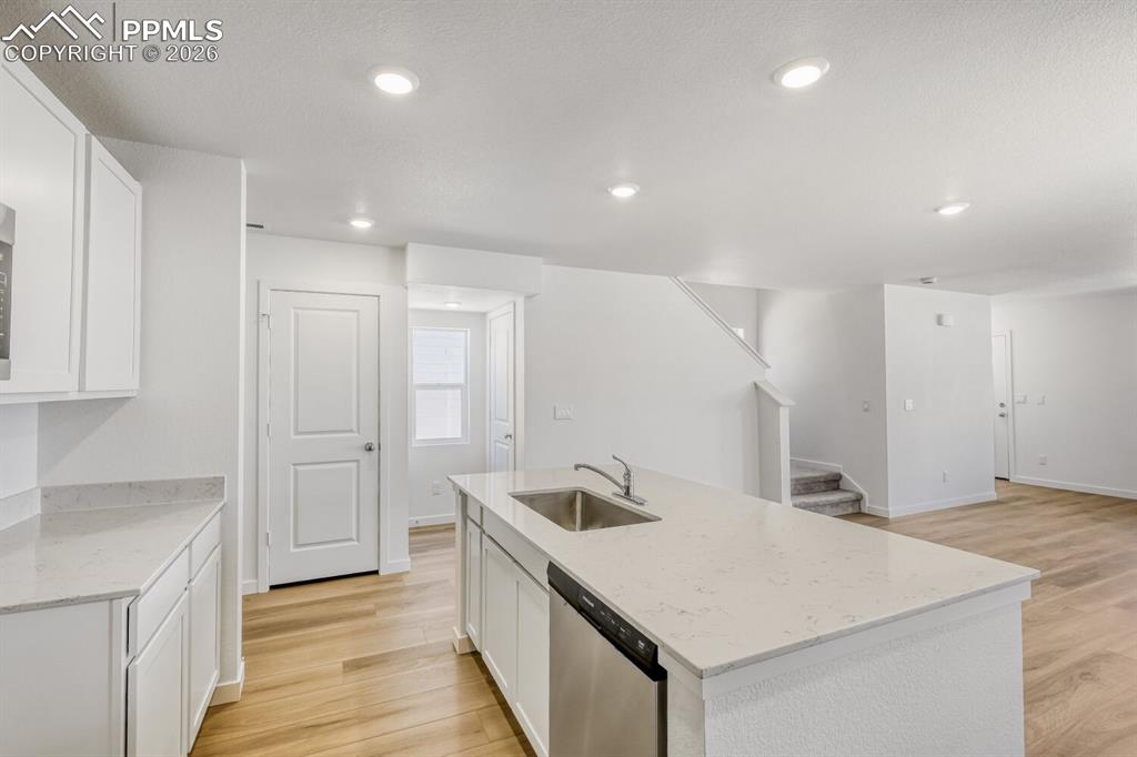 Image 4 of 11: Kitchen