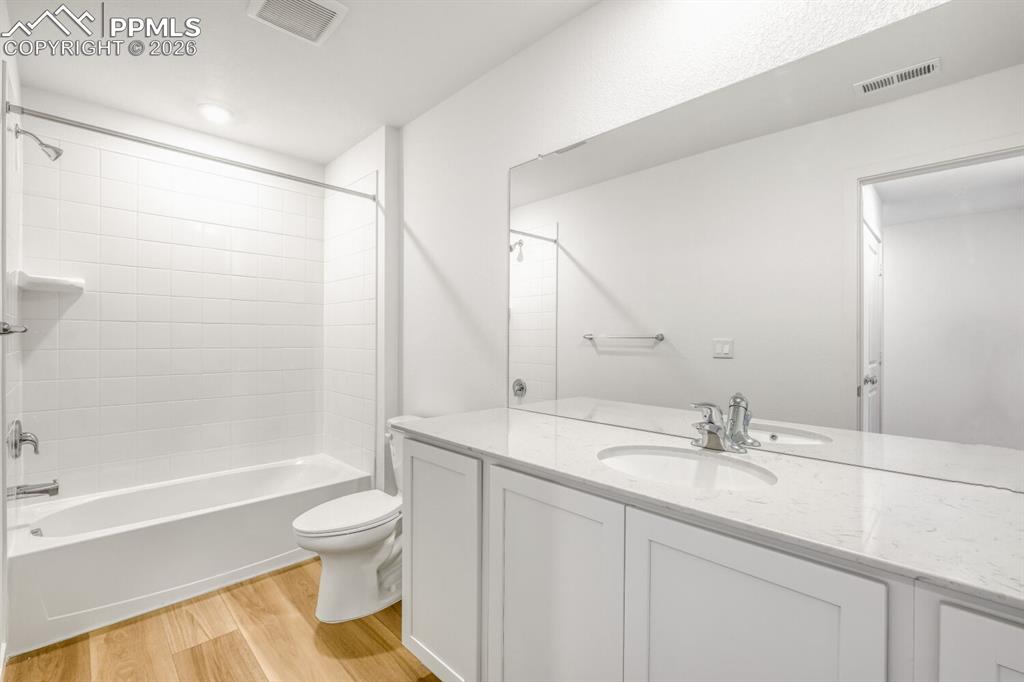 Image 7 of 11: Bathroom