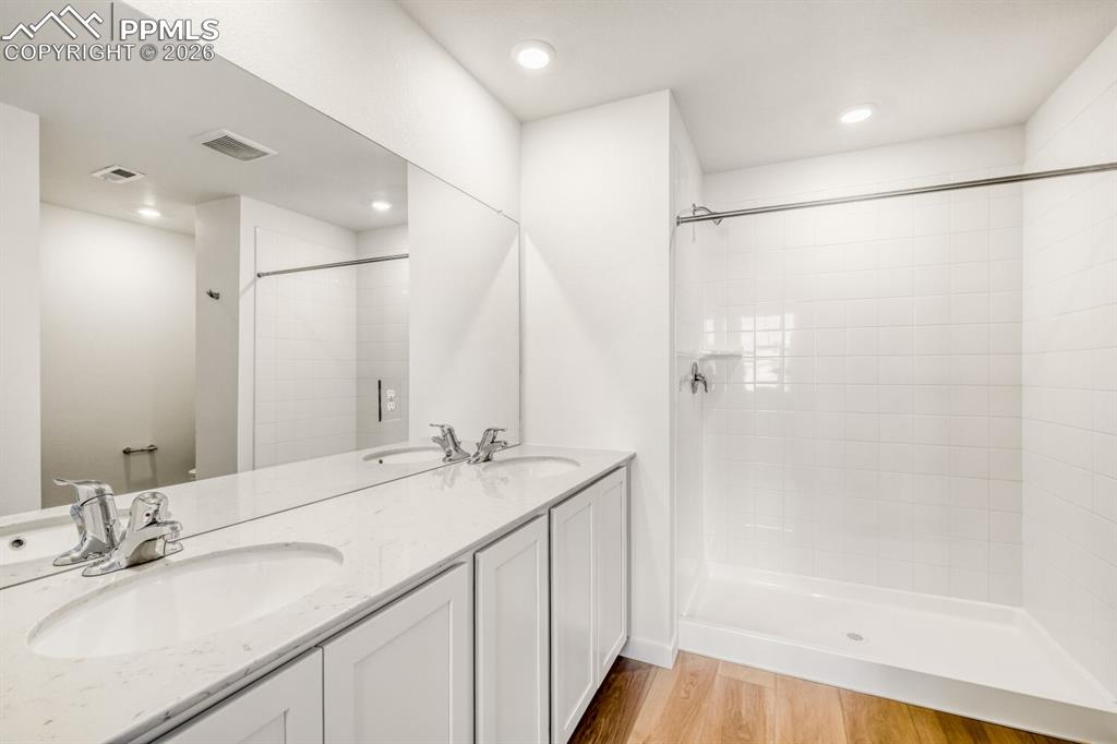 Image 9 of 11: Bathroom