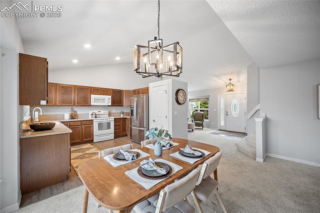 Image 10 of 40: Dining Area