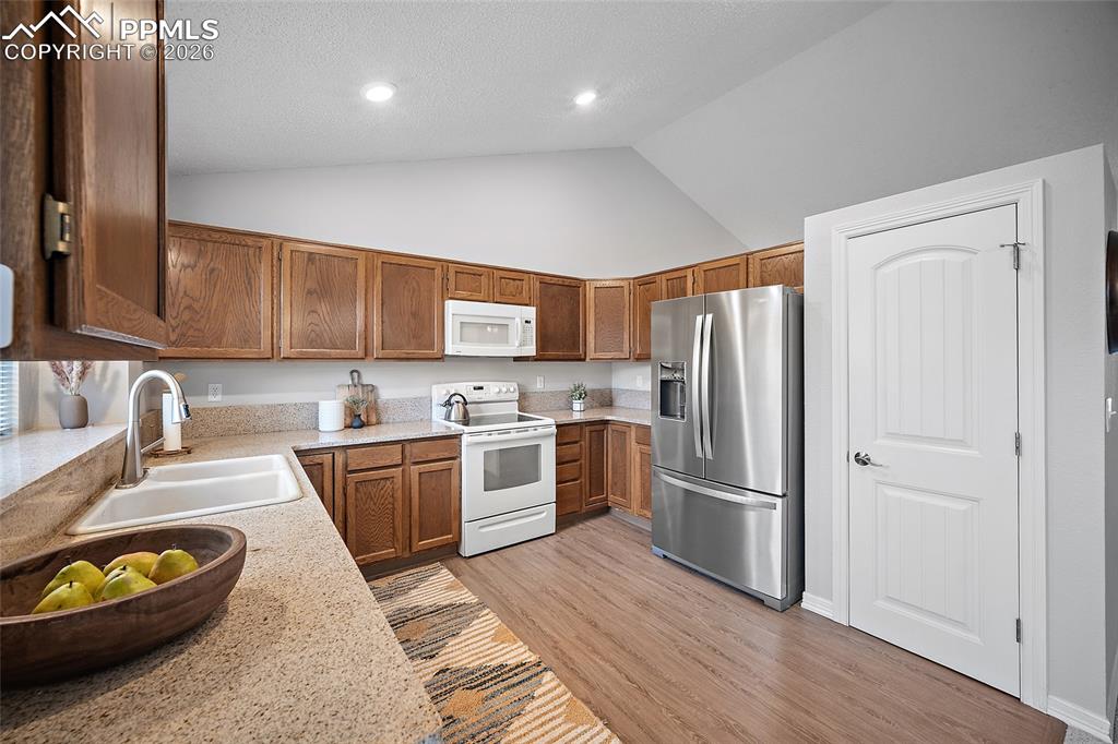 Image 12 of 40: Kitchen