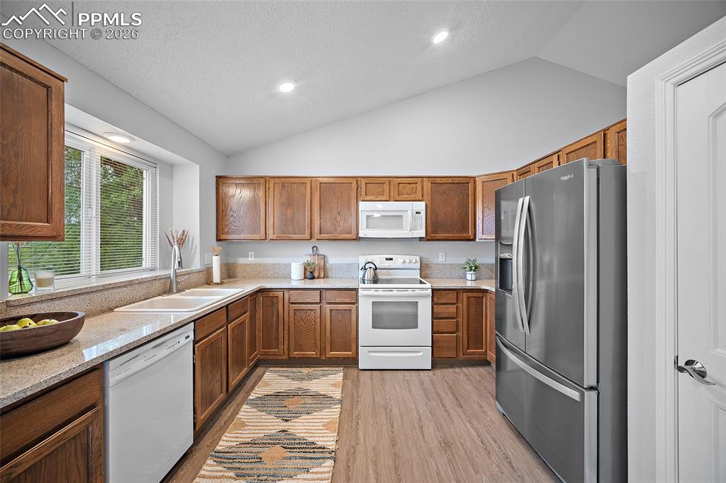 Image 14 of 40: Kitchen