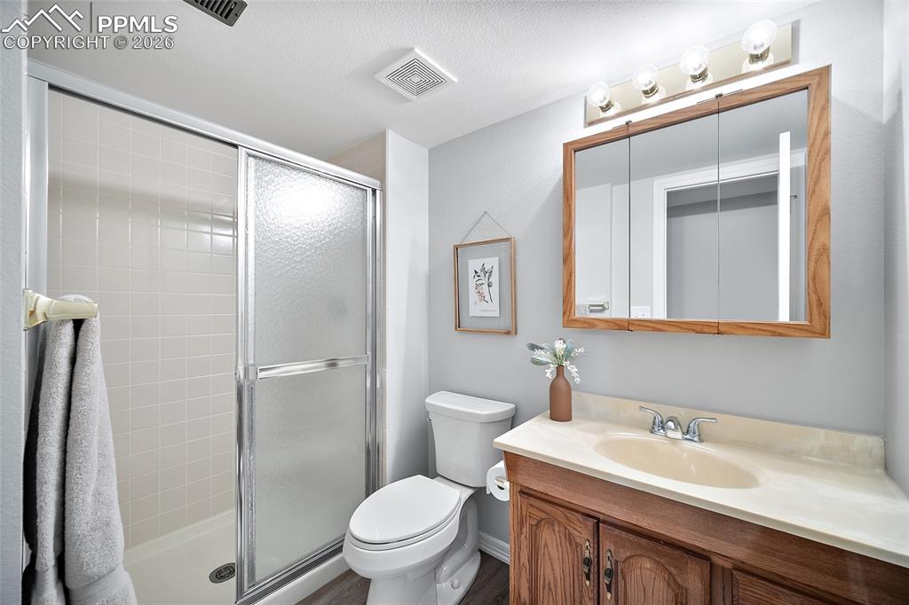 Image 36 of 40: Bathroom
