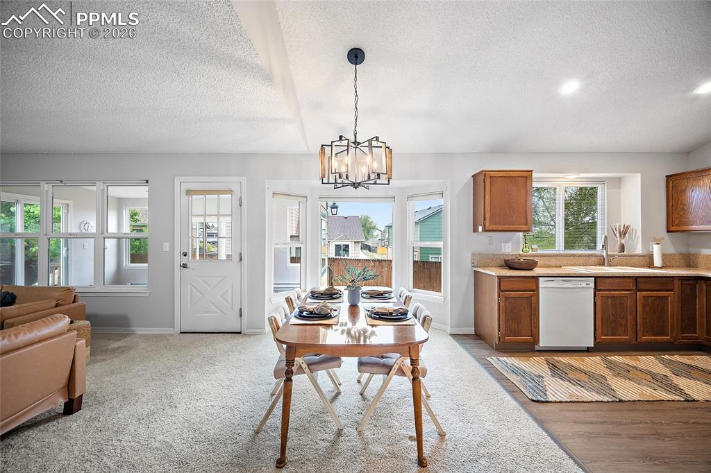 Image 8 of 40: Dining Area
