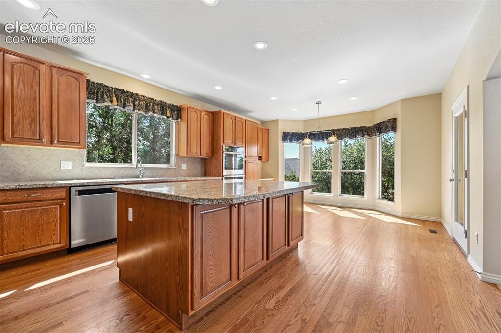 Image 14 of 49: Kitchen