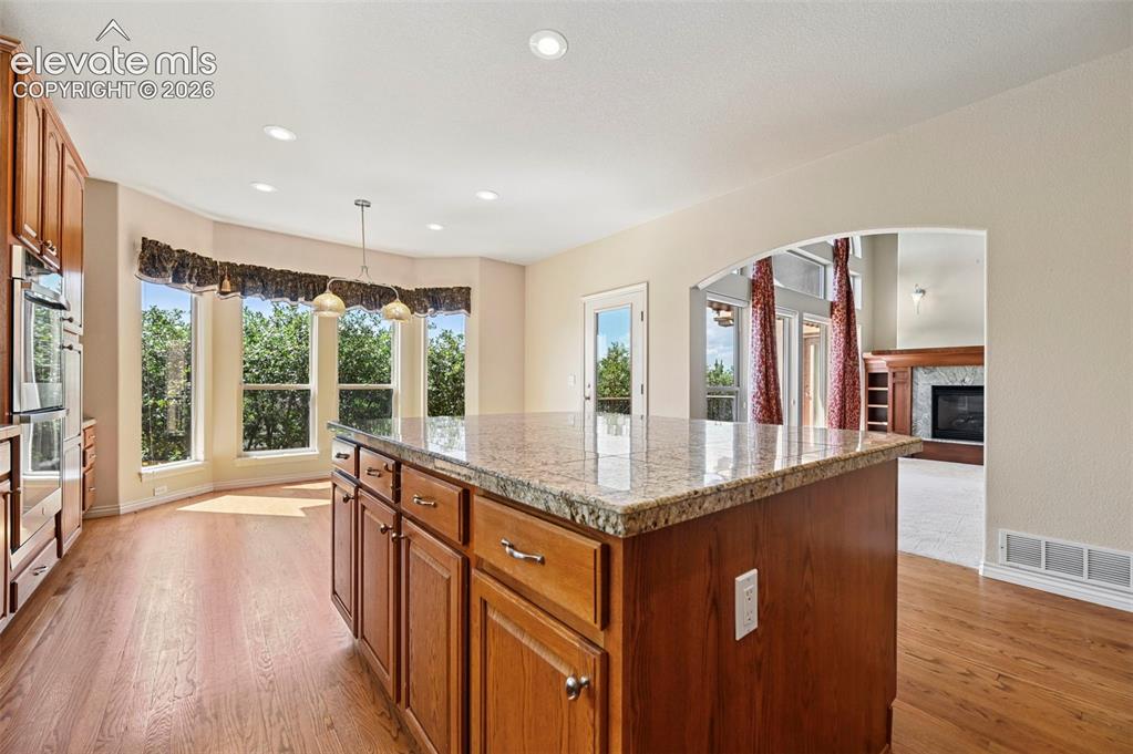 Image 15 of 49: Kitchen