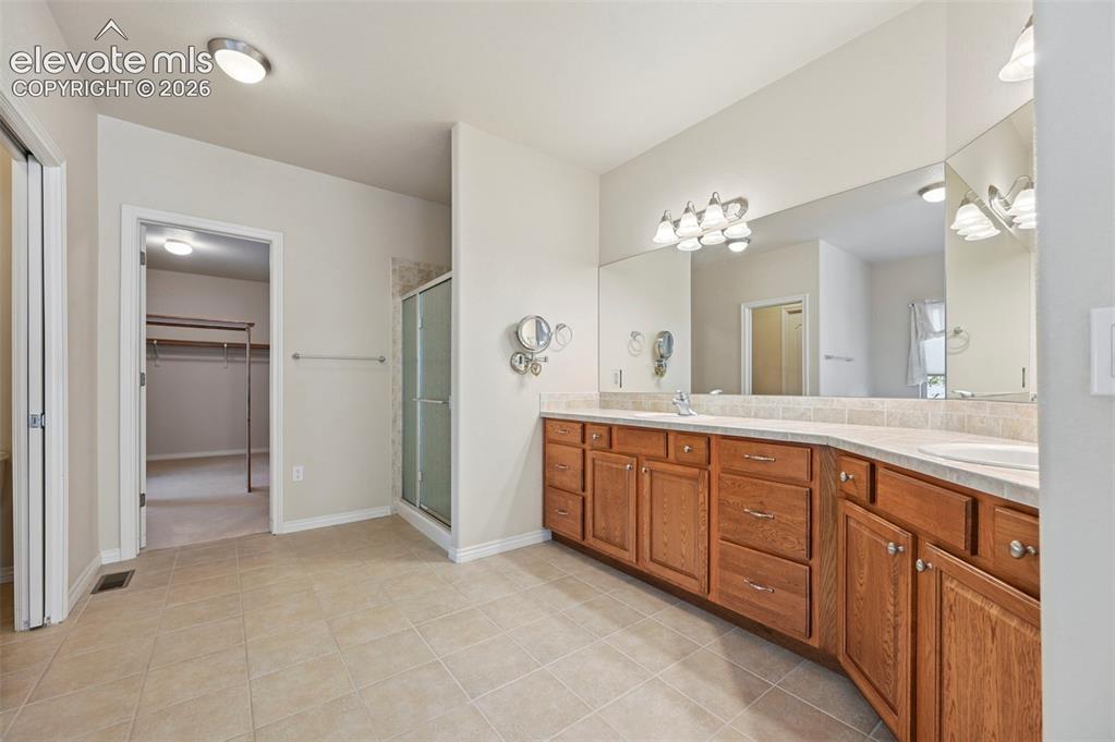 Image 19 of 49: Bathroom