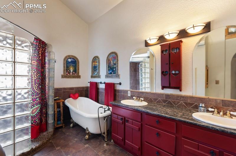 Image 22 of 29: Bathroom