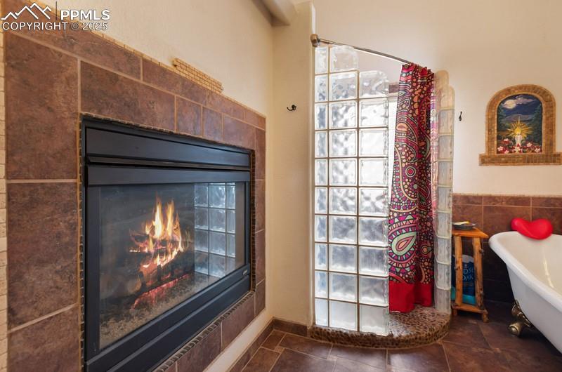 Image 23 of 29: Bathroom