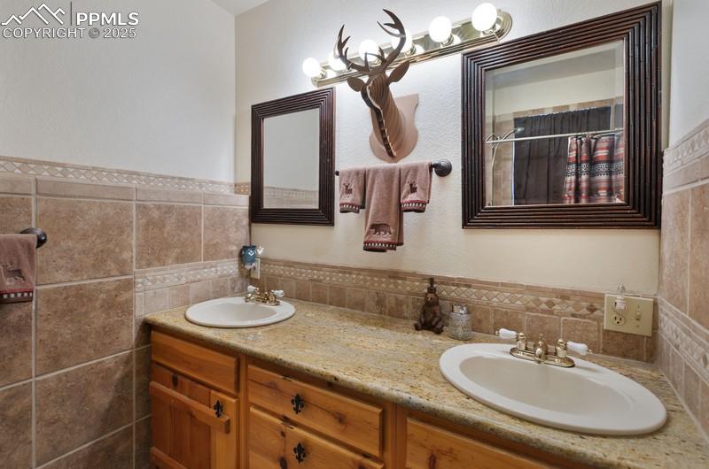 Image 26 of 29: Bathroom