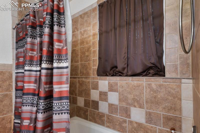 Image 27 of 29: Bathroom